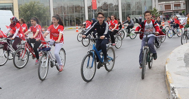 Akhisarlı bisikletçiler pedallarını 15 Temmuz için çevirecek