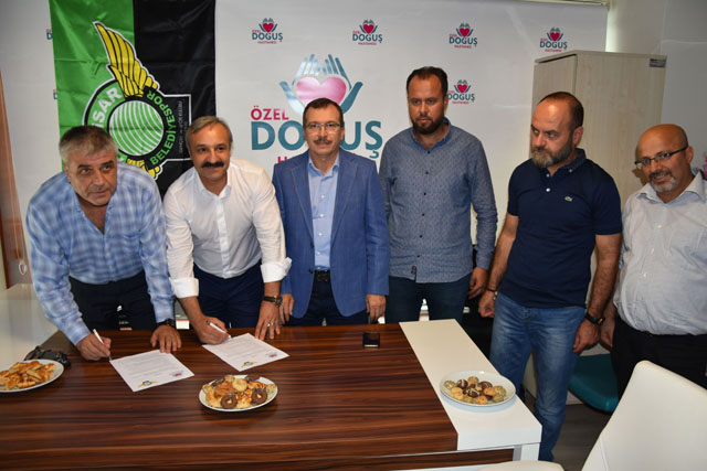 Akhisar Belediyespor’un sağlıkta sponsoru yeniden Özel Doğuş Hastanesi oldu