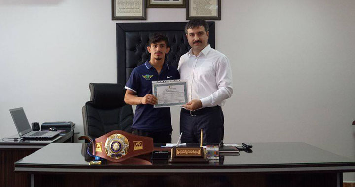 Dünya şampiyonu Kerem Kamal‘dan okuluna anlamlı ziyaret