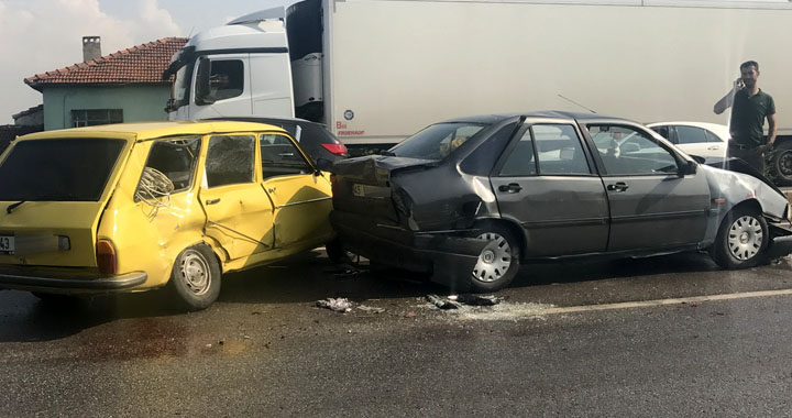 Akhisar’da yağmur kazayı getirdi! 2 kazada 9 araç birbirine girdi