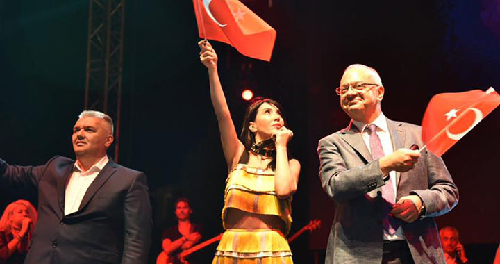 Hande Yener konserinde Akhisarlılar Gölete akın etti