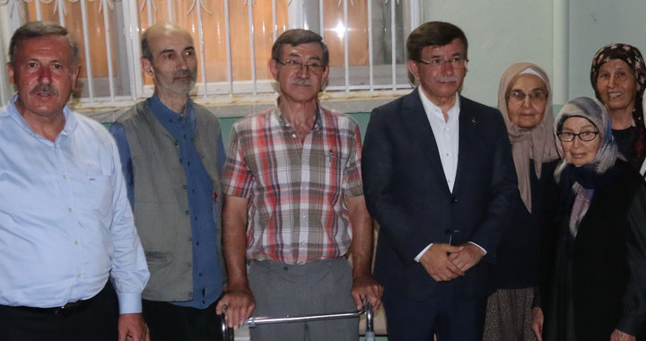 Eski Başbakan Davutoğlu, Akhisar’da Ahmet Er’i kabri başında ziyaret etti