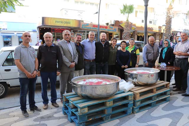 Tahir Ün Caddesinde bin kişilik aşure hayrı