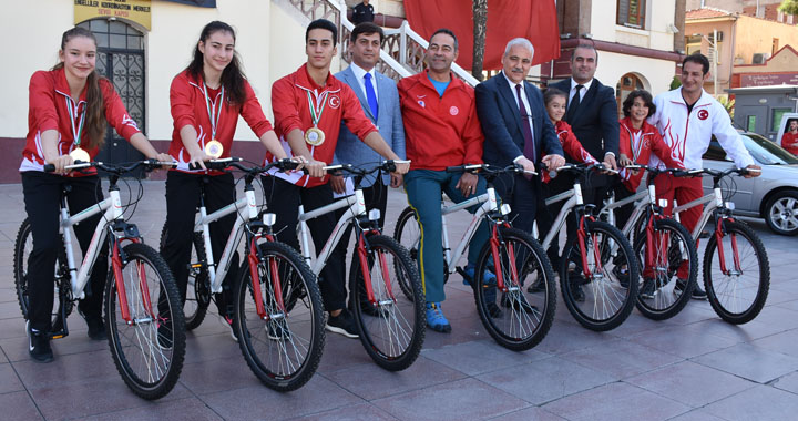 Vali Güvençer'den şampiyon cimnastikçilere bisiklet