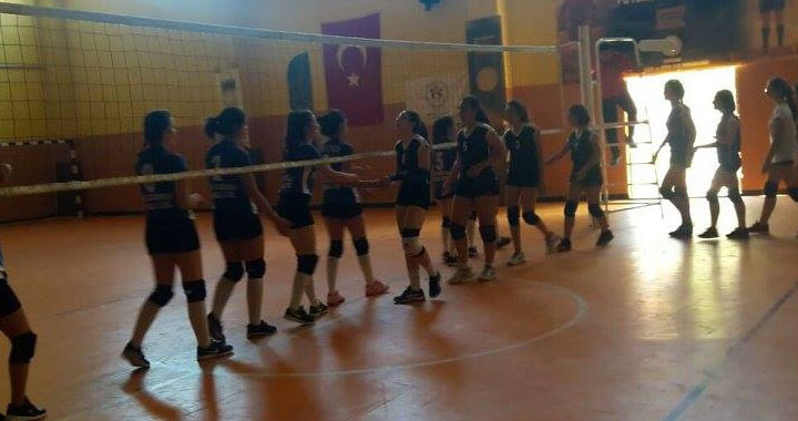 94.yıl spor etkinliklerinde voleybol müsabakaları çekişmeli geçiyor