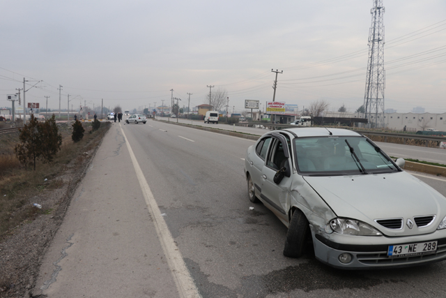 Akhisar'da Kaza; 2 otomobil kafa kafaya çarpıştı