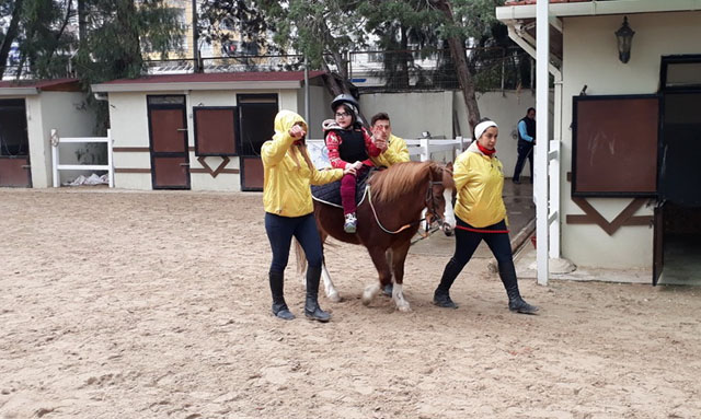 Özel öğrencilerin atlı terapi merkezi ziyareti