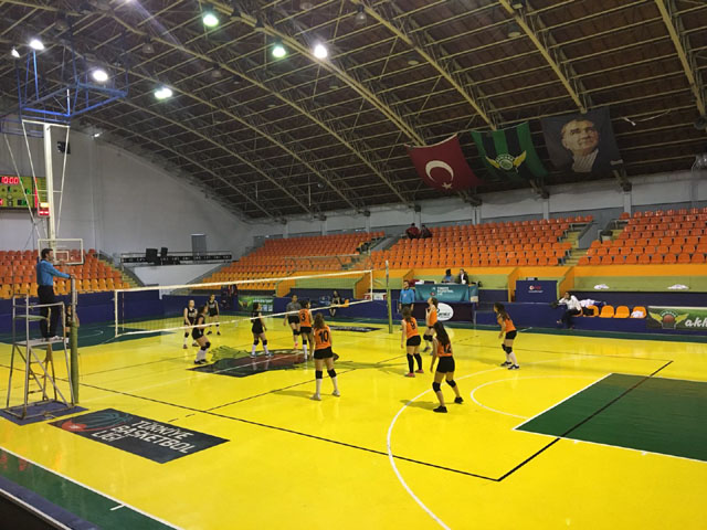 Akhisar’da Genç Kızlar Voleybolda çekişmeli maç