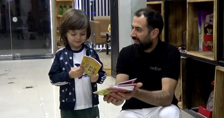 Akhisarlı berber traşa gelen çocuklara kitap hediye ediyor
