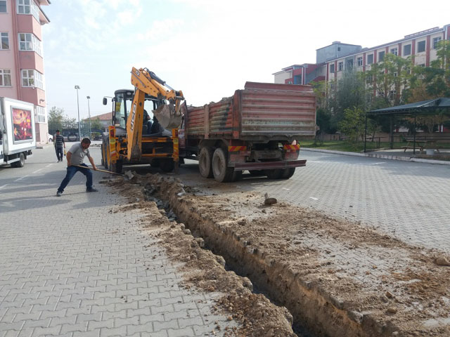 Akhisar Belediyesi, Şeyh İsa Anadolu Lisesinin temiz su hattı yenilendi