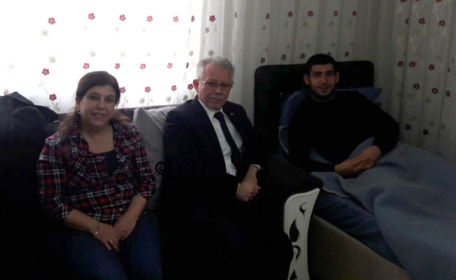 AK Parti İlçe Başkanı İbrahim Sayın'dan yaralı askere ziyaret