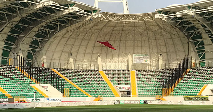 Spor Toto Akhisar Belediye Stadyumunda misafir takım tribününe file yapılıyor