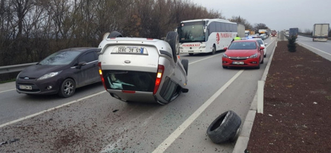 Tekeri patlayan araçtan burnu kanamadan kurtuldu