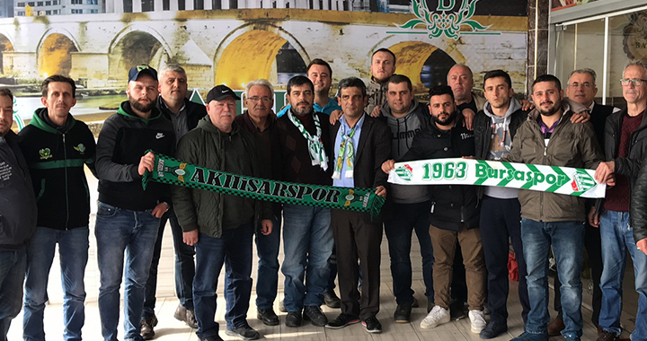 T.M. Akhisarspor ile Bursaspor taraftarı arasındaki buzlar eridi, dostluk mesajı verildi