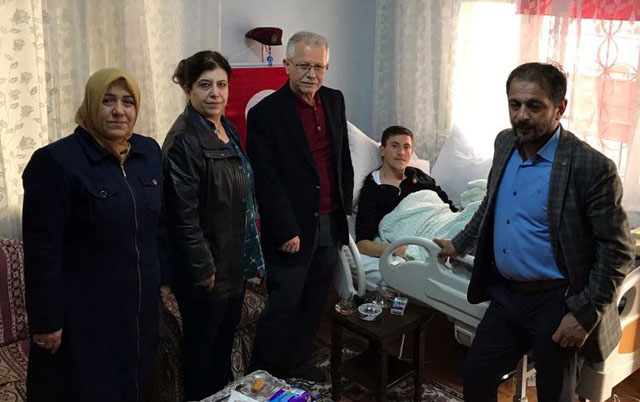AK Parti İlçe Teşkilatı, Akhisarlı Afrin Kahramanını ziyaret etti