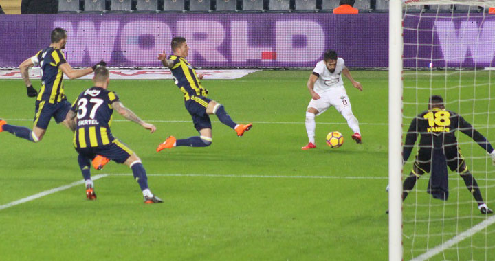 T.M. Akhisarspor, Fenerbahçe'yi 3-2 yenerek 4'de 4 yaptı
