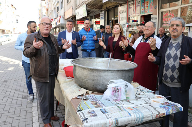 16 sokak esnafından aşure hayrı