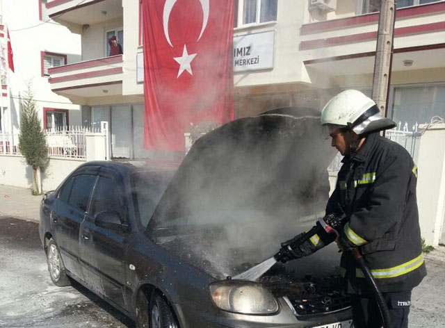 Akhisar’da şehir merkezinde araç seyir halindeyken yandı