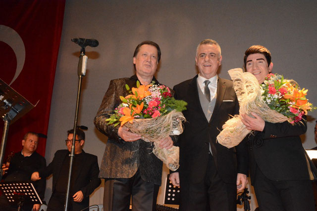 Ahmet Özhan konseri müzikseverleri coşturdu