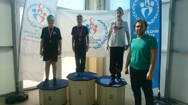 Burak Aksaray, Manisa’daki yüzme yarışlarından 3 madalya ile döndü
