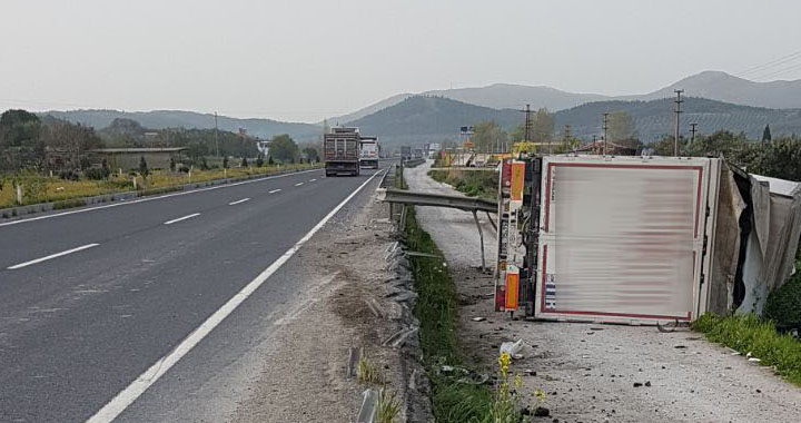 Akhisar’da yol üzerinde tır yan yattı