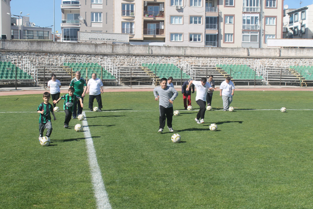 Akhisarlı özel çocuklar, Uluslararası Down Plaj Futbolu Festivaline hazırlanıyor