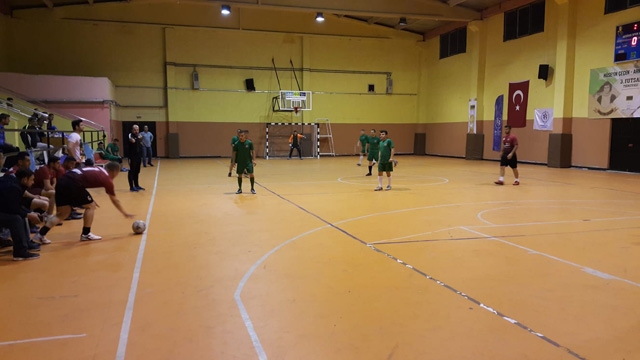 Hüseyin Çeçen ve Armağan Özeş Futsal turnuvasında final grubu ilk maçları yapıldı