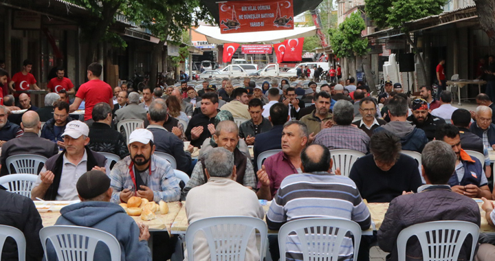 Akhisarlı sanayi esnafından mevlid-i şerif ve yemek!