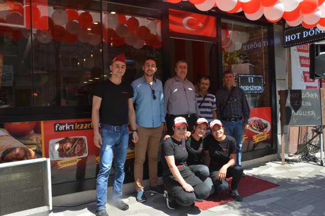 Akhisar'da Hot Döner birinci yılını kutluyor