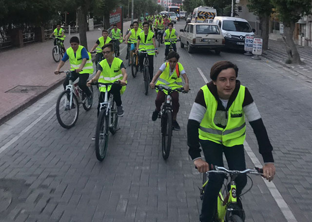 Perşembe Akşamı Bisikletçileri sağlık için pedal çeviriyor