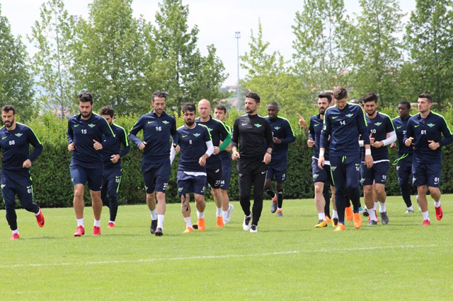 Sezonun ilk kupasını alan T.M. Akhisarspor, Ligin son haftasında Osmanlıspor’u konuk ediyor