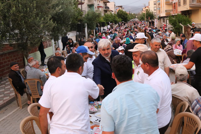 Başkan Hızlı, Efendi mahallesi sakinleriyle iftar sofrasında bir araya geldi