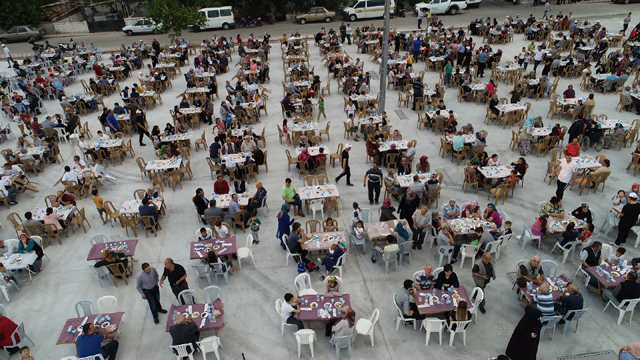 Akhisarlılar Mahalle iftarlarında kenetleniyor