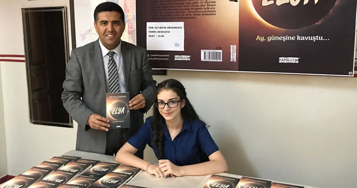 Ortaokul öğrencisi Beyza, ilk kitabını arkadaşları için imzaladı
