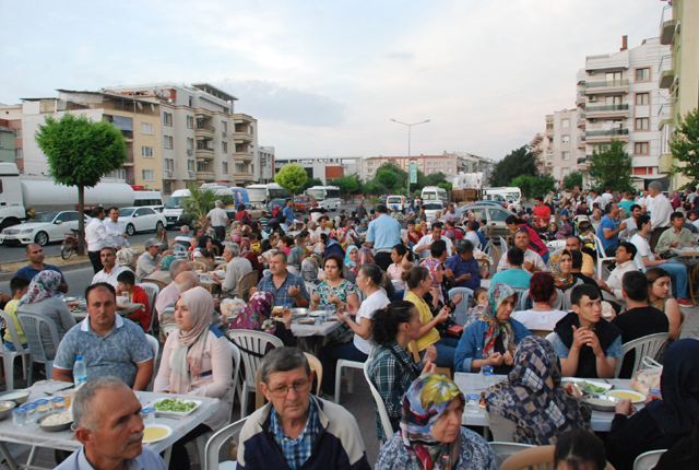 Güven Tur'dan İftar yemeği