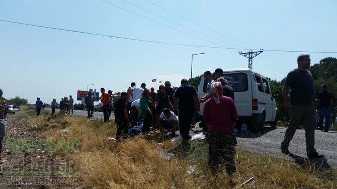 Akhisar'ın Çanakçı Mahallesinden yolcu taşıyan araç kazasında 2 kişi hayatını kaybetti