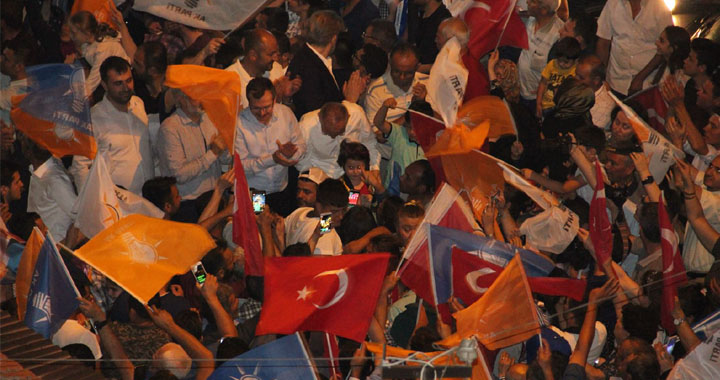 AK Parti Akhisar İlçe Teşkilatı seçim zaferini kutladı