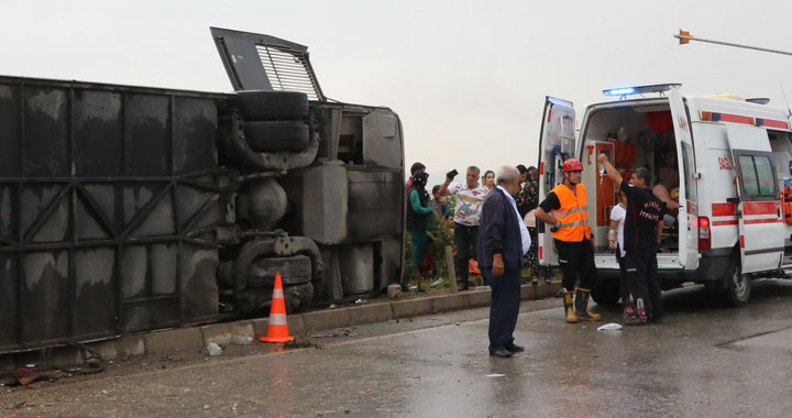 Akhisar'da yolcu otobüsü devrildi: 1 ölü, 41 yaralı