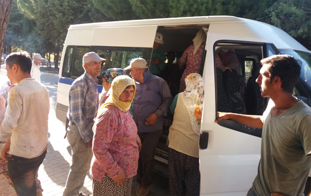 Tarım işçilerini taşıyan minibüste 30 kişi çıkınca görevliler şaşkına uğradı