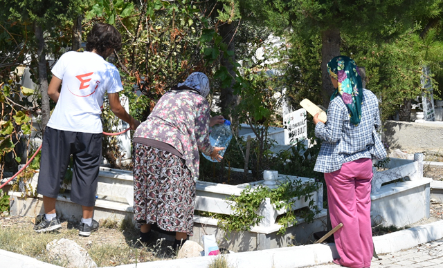 Arefe Günü, kabristanlar doldu taştı