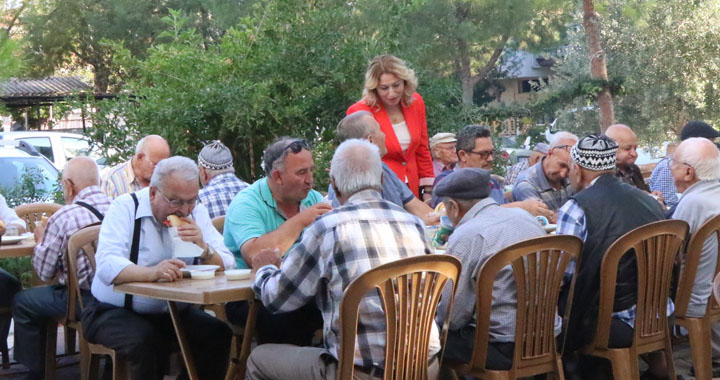 Akhisar Lokantacı, köfteci, ve tatlıcılar esnaf odasından huzurevi sakinlerine Akhisar köftesi ziyafeti