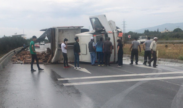 Odun yüklü tır yola devrildi