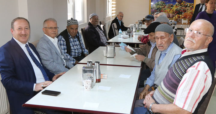 AK Parti Akhisar İlçe Teşkilatı, Huzurevinde yaşlılarla kahvaltıda buluştu