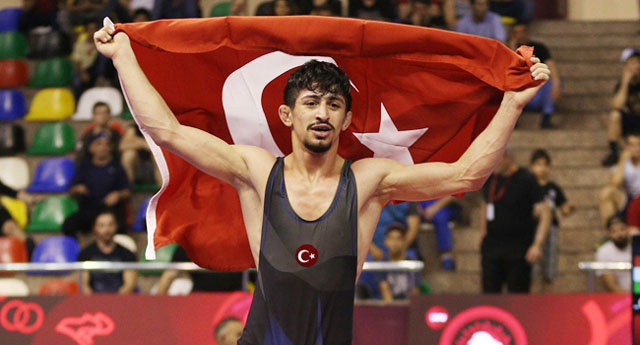 Akhisar'ın dünya şampiyonu güreşçisi elden kaçtı