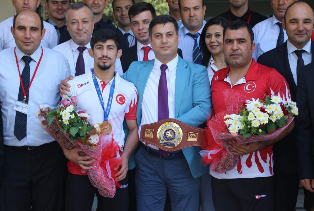 Dünya şampiyonu Akhisarlı Kerem Kamal'a şimdi de görkemli karşılama!