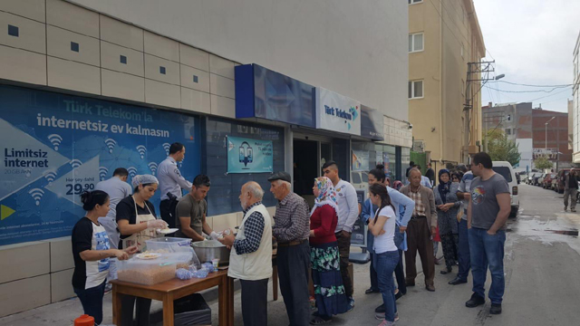 Türk Telekom Akhisar Şubesi çalışanlarından, Akhisarlılara pilav hayrı
