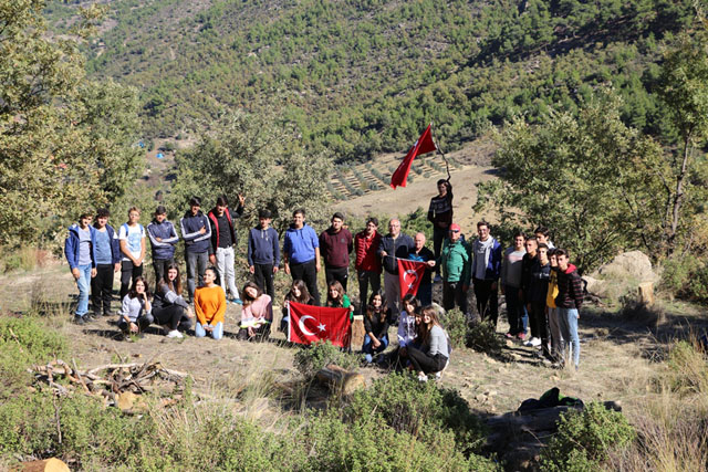 Cumhuriyet MTAL, İstiklal Marşını bin metrelik Şahankaya’nın zirvesinde okudular