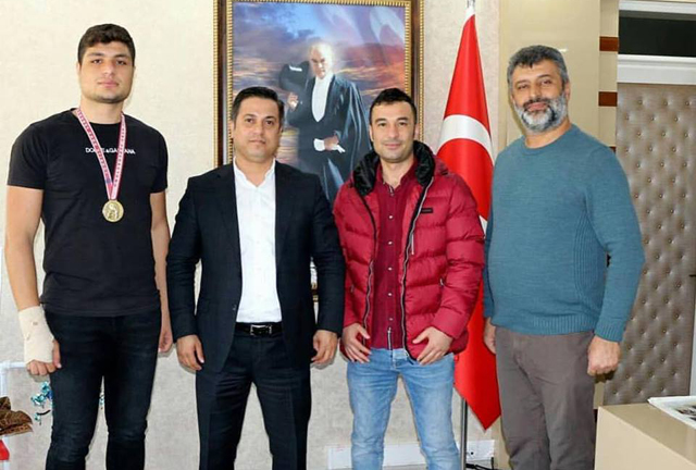 Yunus Özürk, Şampiyon boksör Deniz’i ödüllendirdi