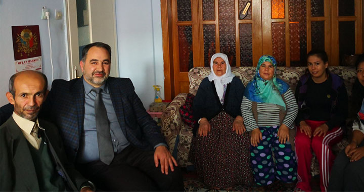 Akhisar'da Din Görevlileri 'Komşu' Projesiyle Evler Ziyaret Ediliyor
