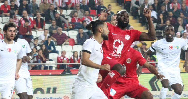 Akhisarspor, Antalyaspor deplasmanında 3 puanı kaptı